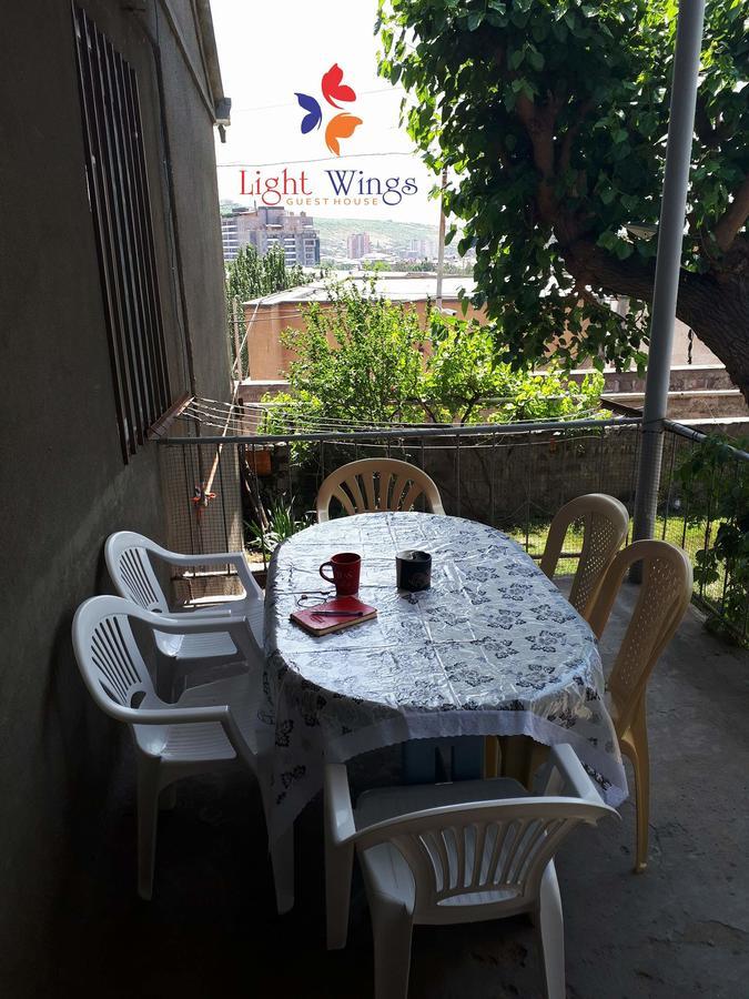 Light Wings Family Guesthouse Erévan Extérieur photo